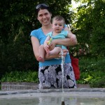 s tetou Ani u fontánky v rododendronovém parku