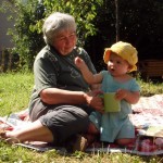 s drmoulskou babičkou na zahradě v M.Alše